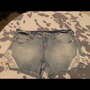 Denim shorts with trim